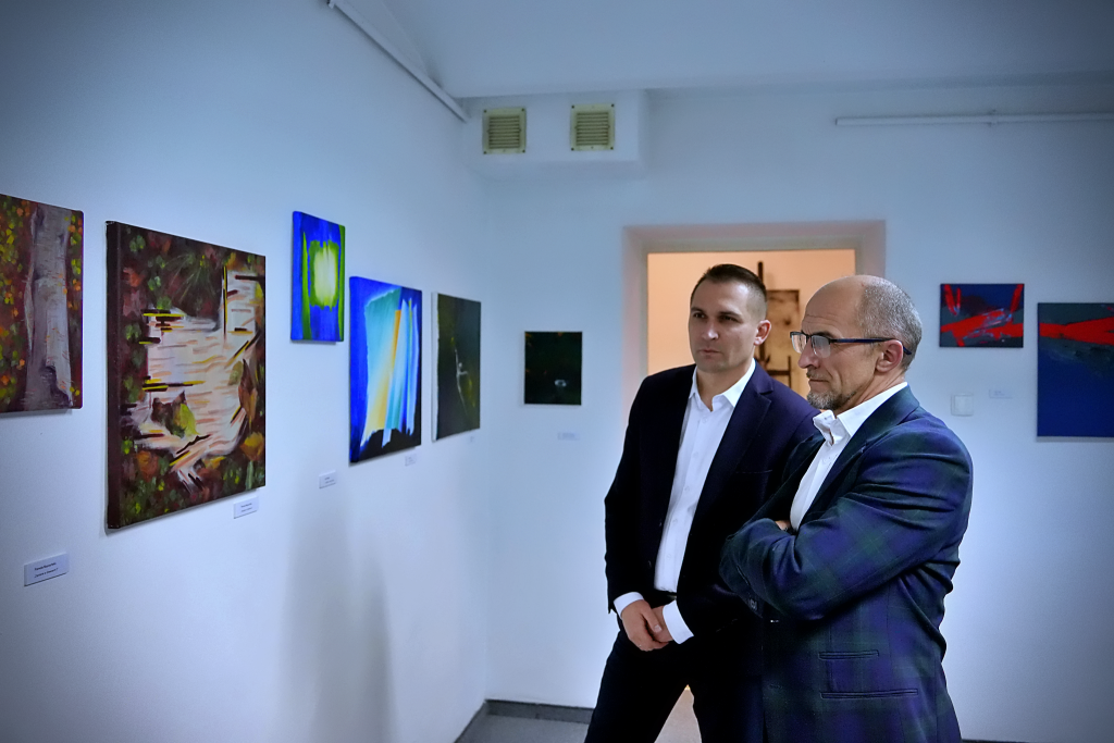 „Przekraczać Granice” — wystawa w Galerii Sztuki MOK inspirowana twórczością Krzysztofa Pendereckiego