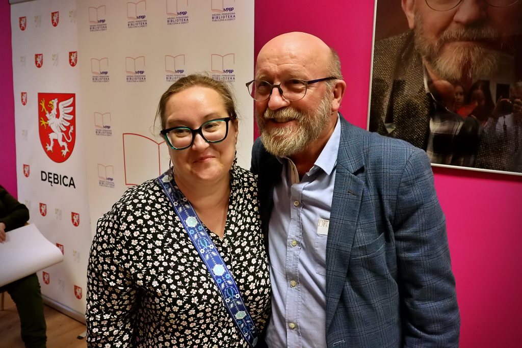 Artur Barciś oczarował Dębicę. Wieczór pełen anegdot, śmiechu i refleksji w miejskiej bibliotece