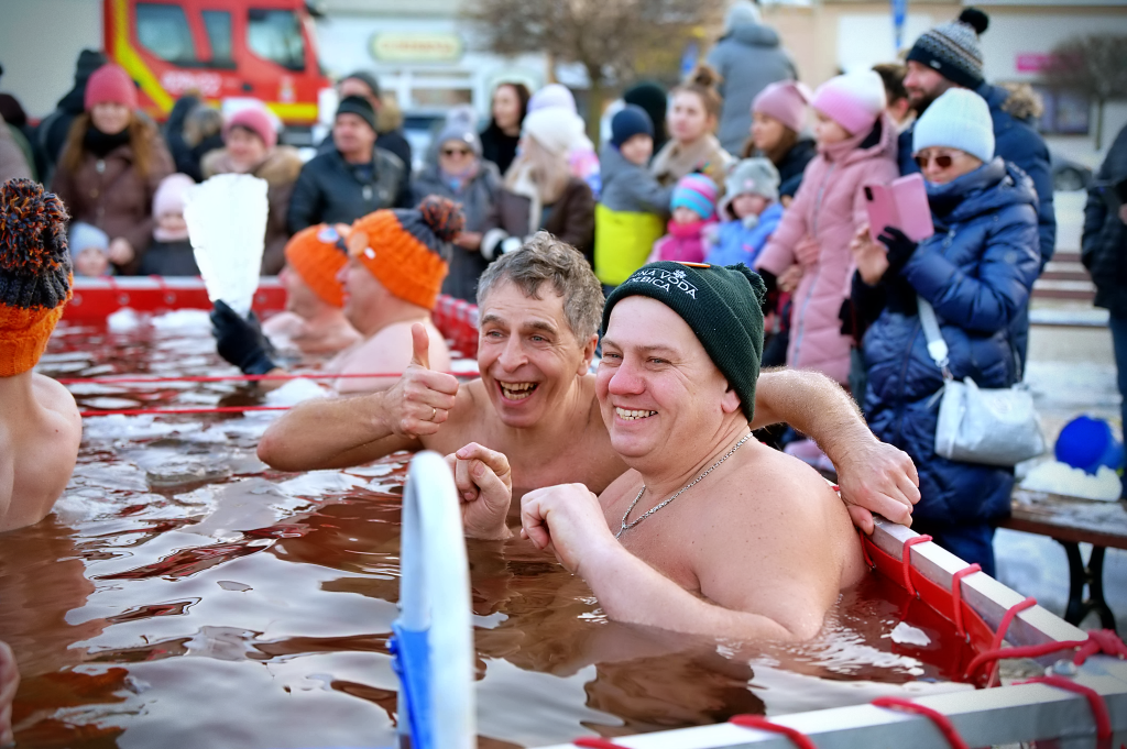 Gorące serca i lodowata woda na pilźnieńskim rynku. Lodołamacze zjednoczyli siły dla szczytnego celu